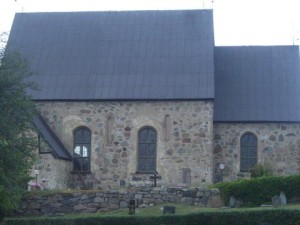 Figure 4. Roslags-Bro church, south wall windows. The lighter area around the left window is a trace of a 15th century window having 2/3 of the present window´s height and placed a little to the left.